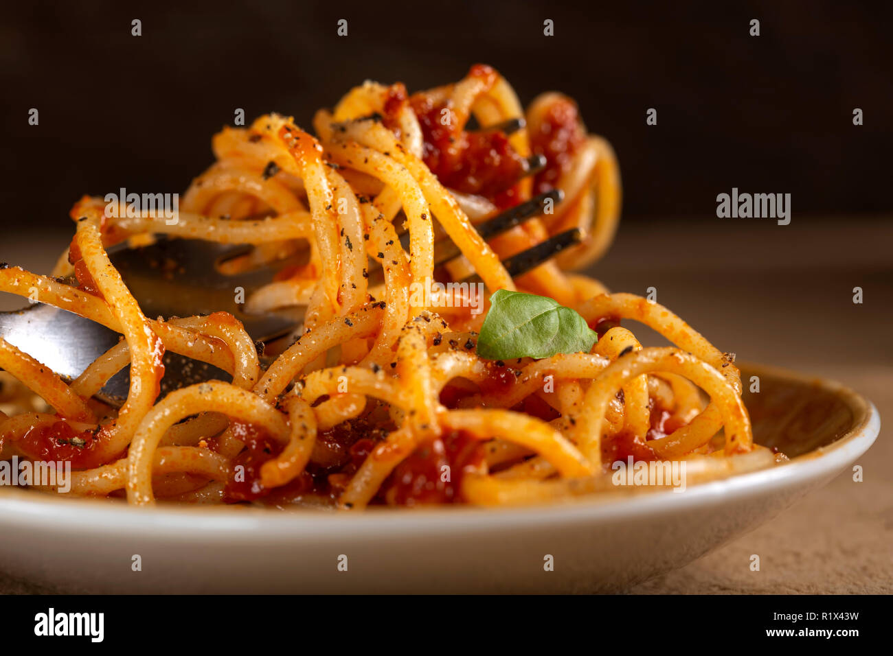 La pasta italiana La cucina del cibo con la salsa di pomodoro sulla piastra - Vista ravvicinata Foto Stock