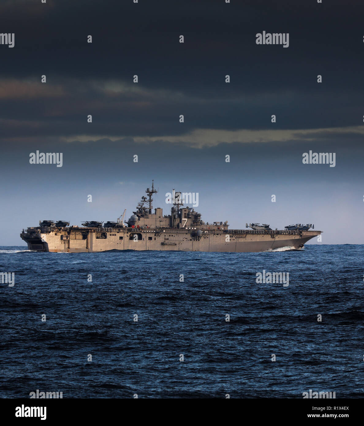 USS Iwo Jima assault carrier con avviato tiltrotpr V22 Asprì Foto Stock
