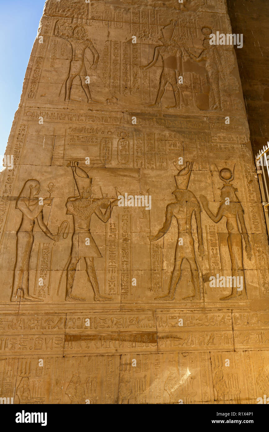 Rilievi sulle pareti del tempio di Edfu. un tempio egizio situato sulla sponda ovest del Nilo in Edfu, Alto Egitto, Nord Africa Foto Stock