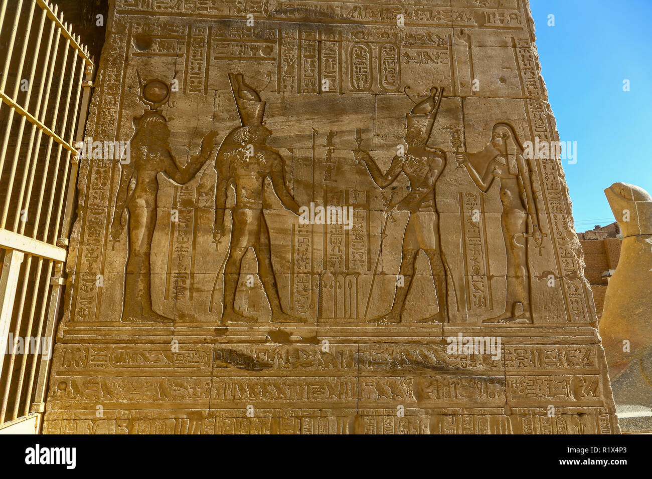 Rilievi sulle pareti del tempio di Edfu. un tempio egizio situato sulla sponda ovest del Nilo in Edfu, Alto Egitto, Nord Africa Foto Stock