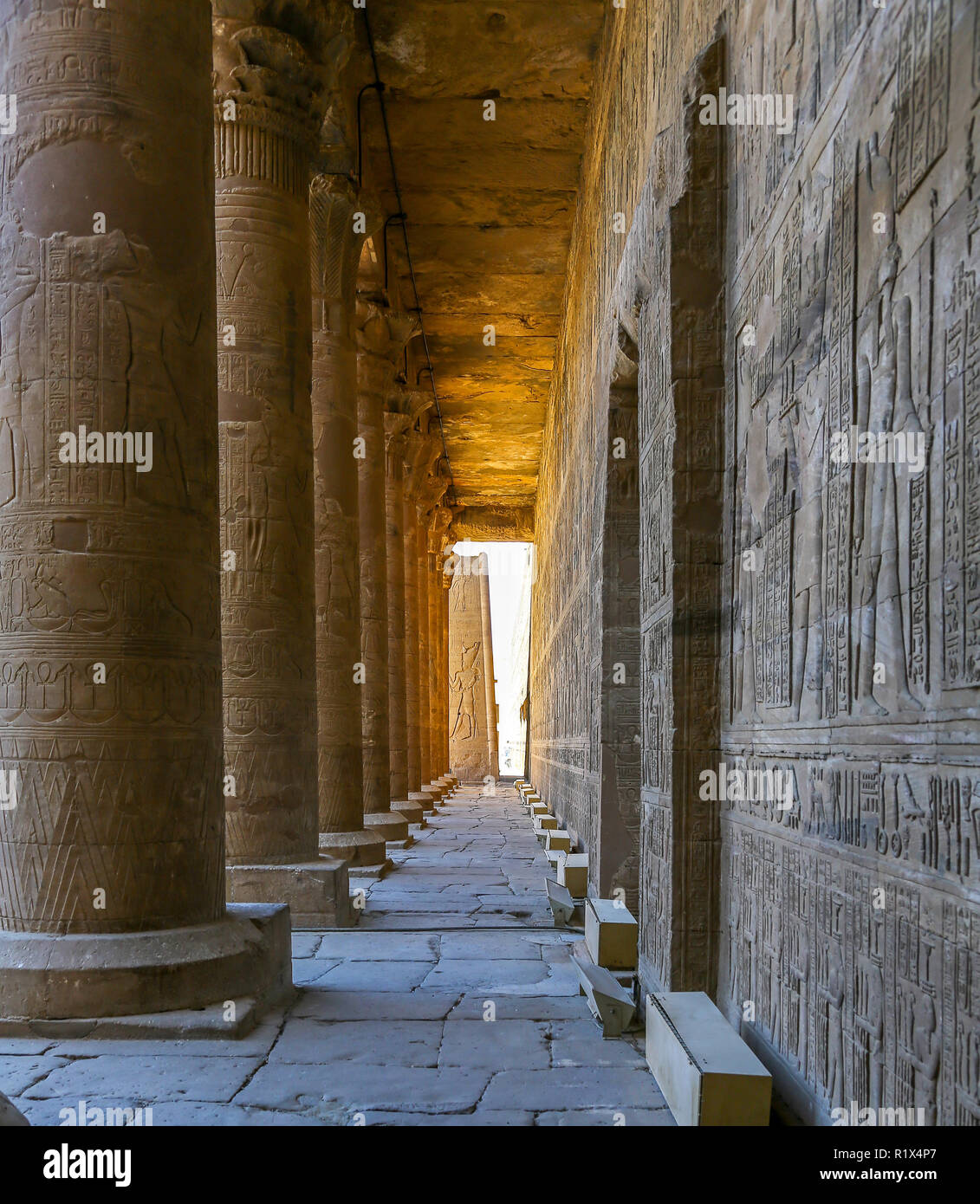 Le colonne del Tempio di Edfu, un tempio egizio situato sulla sponda ovest del Nilo in Edfu, Alto Egitto, Nord Africa Foto Stock