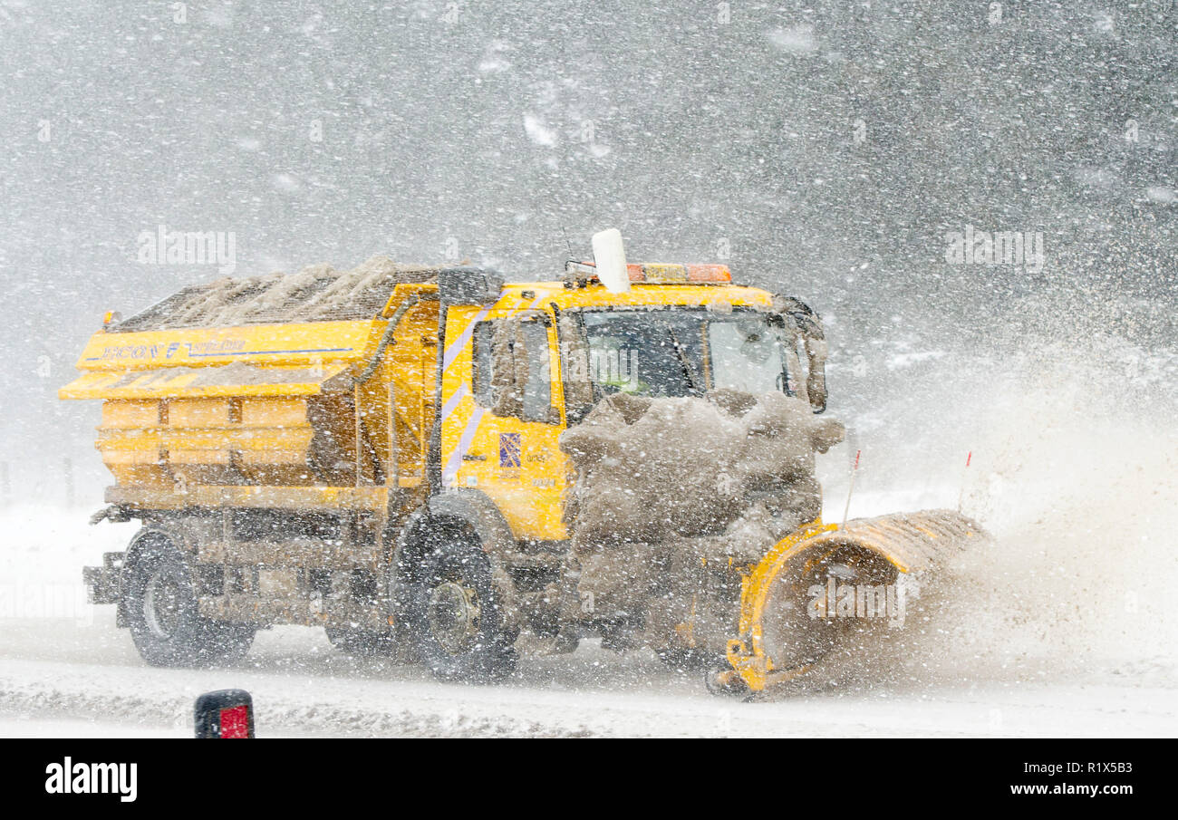 Un aratro di neve la cancellazione della A68 trunk road a Soutra hill in Scottish Borders. Foto Stock