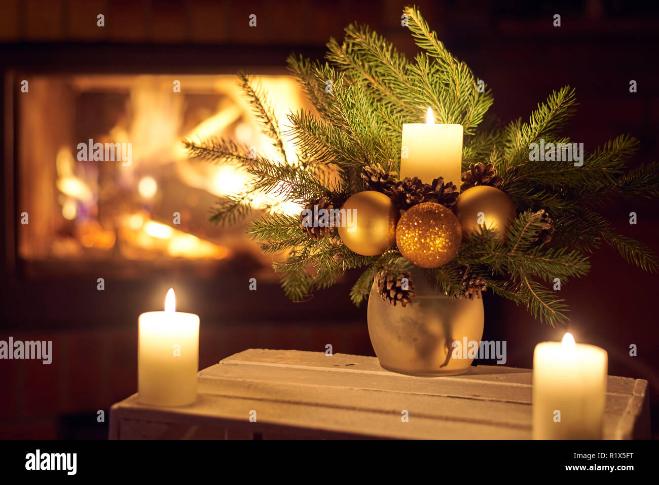 Natale decorazioni floreali di fronte firepace. Foto Stock