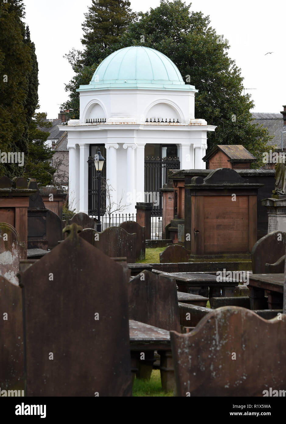 Dumfries, Dumfries & Galloway, Scozia. Robert Burns mausoleo incorniciato dalla tomba pietre in St Michael nel sagrato. Foto Stock