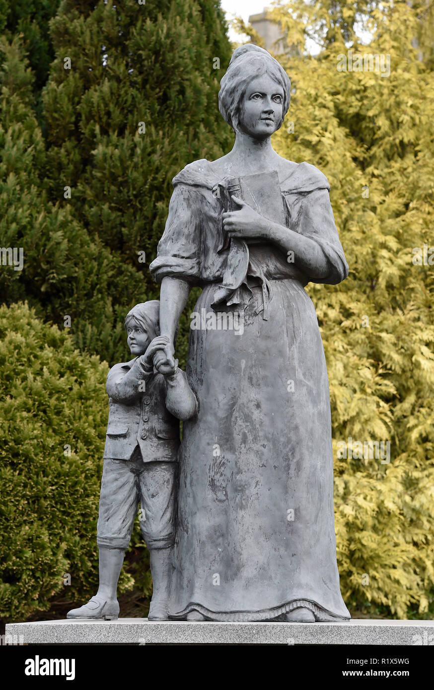 Statua di Robert Burns moglie Jean corazza al di fuori di St Michael's sagrato, Dumfries Dumfries & Galloway, Scozia. Foto Stock