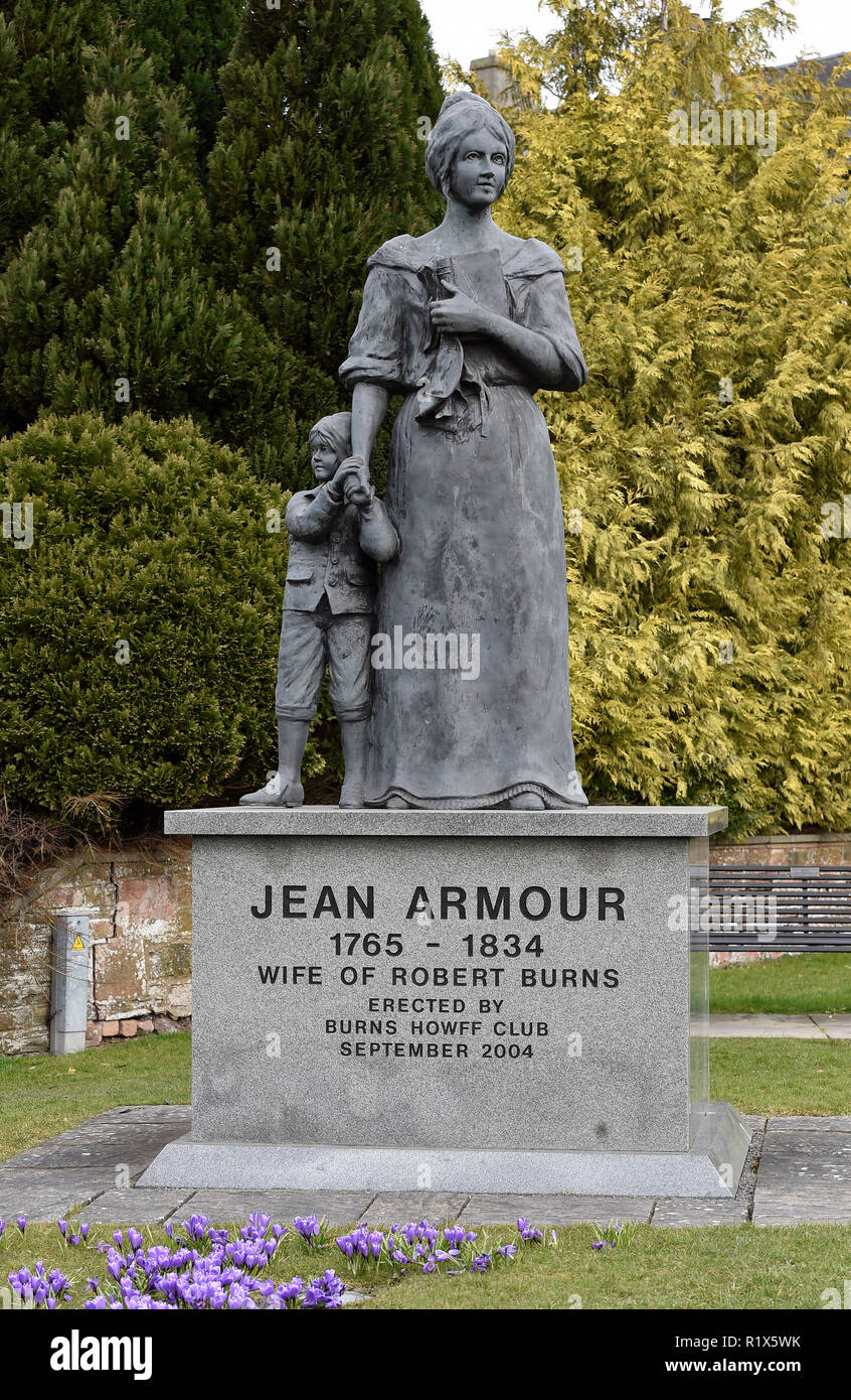Statua di Robert Burns moglie Jean corazza al di fuori di St Michael's sagrato, Dumfries Dumfries & Galloway, Scozia. Foto Stock