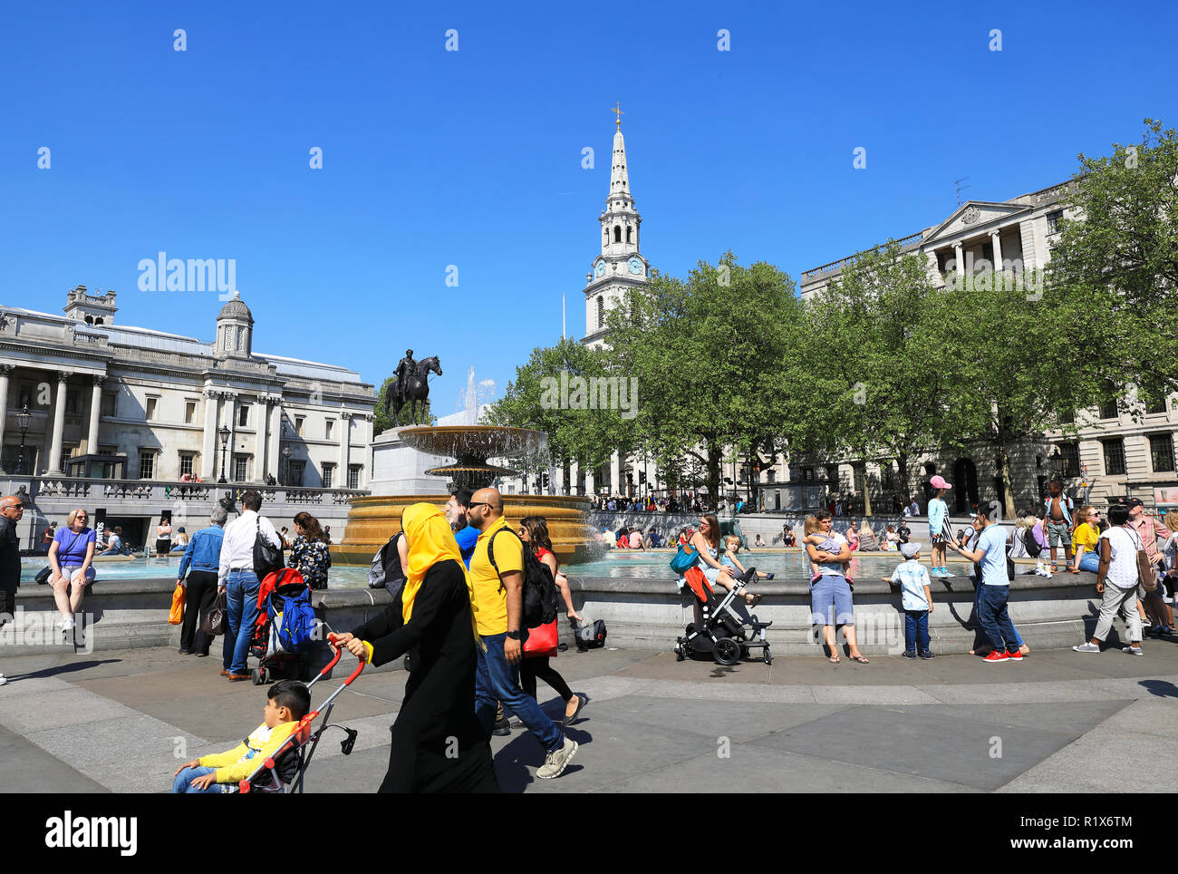 La diversità dei visitatori di Trafalgar Square, nel centro di Londra, Regno Unito Foto Stock