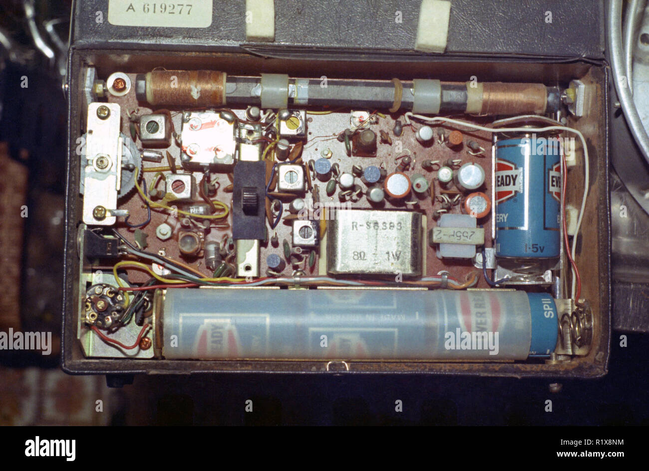 Questa è la parte interna della mia radio a transistor che ho comprato nel 60s. Ce l'ho ancora e funziona ancora ma non riesco a prelevare il pirata le stazioni radio più. - 1977 Foto Stock