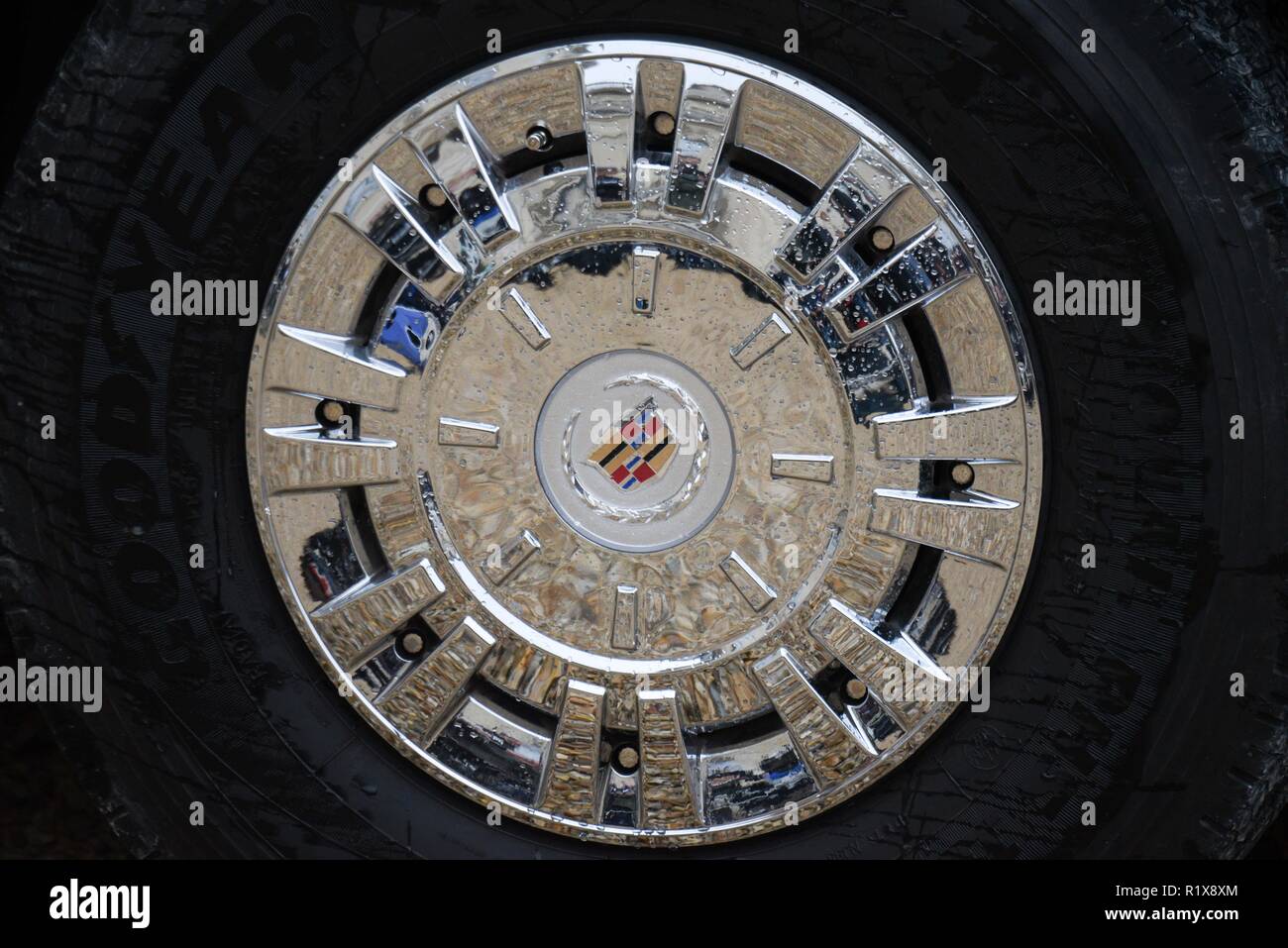 Novembre 10, 2018 - Parigi, Francia: Close-up del Presidente americano Donald Trump's armored limousine, noto come "la bestia', parcheggiato nel cortile dell'Elysee Palace. Gros plan sur la roue de la limousine blindŽe du President americain Donald Trump garee dans la cour de l'Elysee. *** La Francia / NESSUNA VENDITA A MEDIA FRANCESI *** Foto Stock