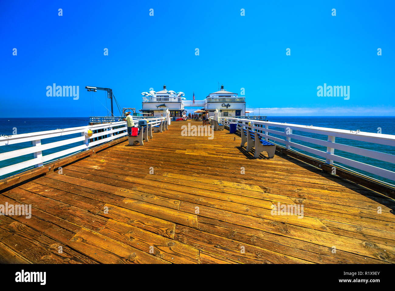 Malibu, CA, Stati Uniti - 7 Agosto 2018: storico Molo Malibu, un Southern California icona nel cuore della California's surf cultura e uno dei più lunghi piloni in California. Blue sky. Copia dello spazio. Foto Stock