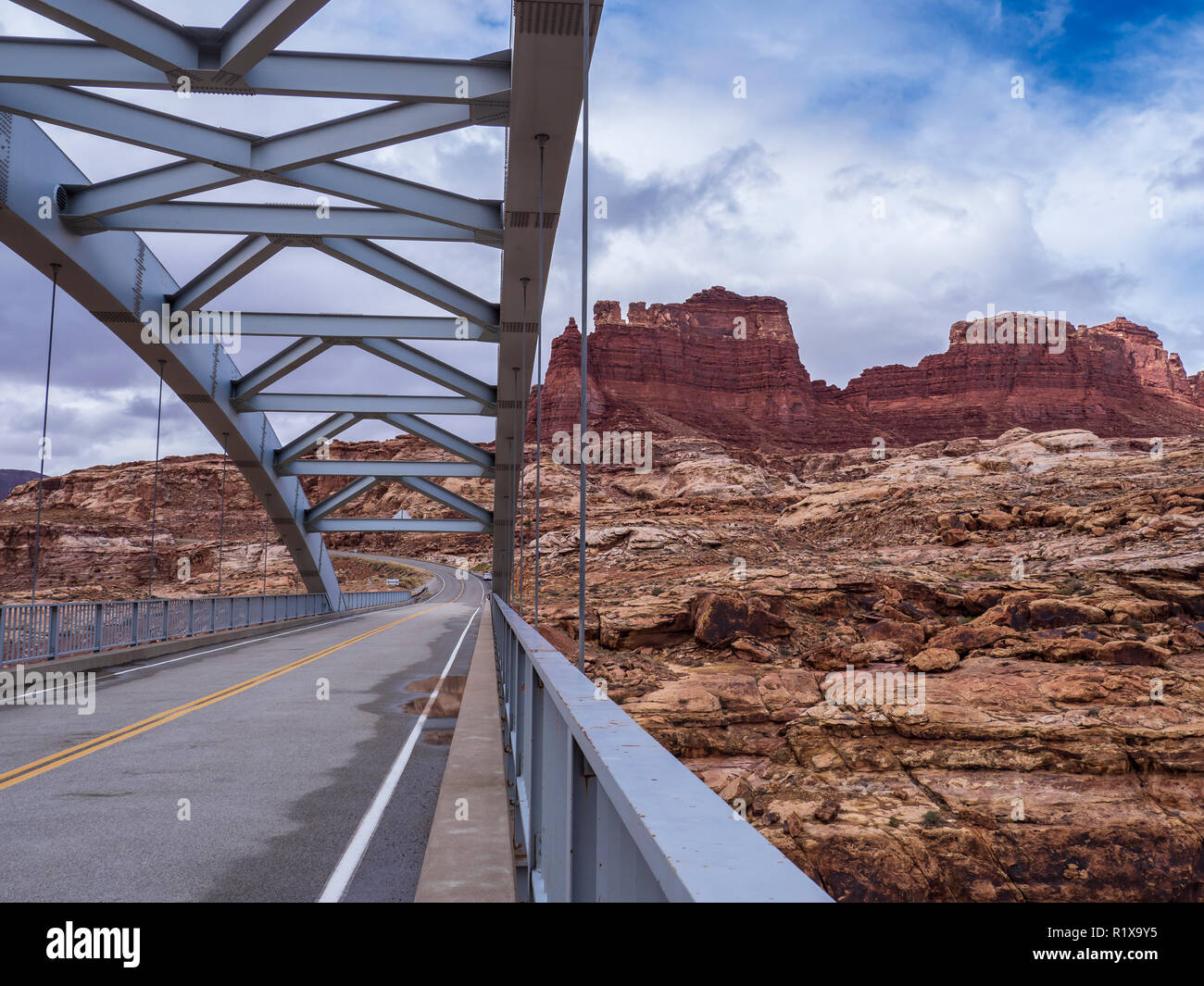 Hite attraversando Ponte sopra il fiume Colorado, Utah Highway 95, Glen Canyon National Recreation Area, Utah. Foto Stock