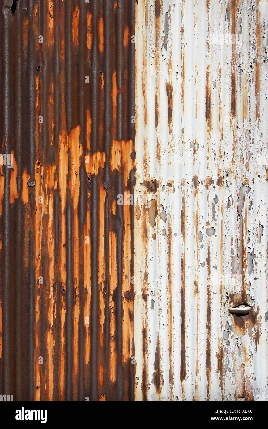 Vecchie e arrugginite grunge ferro corrugato, sfondo texture Foto Stock