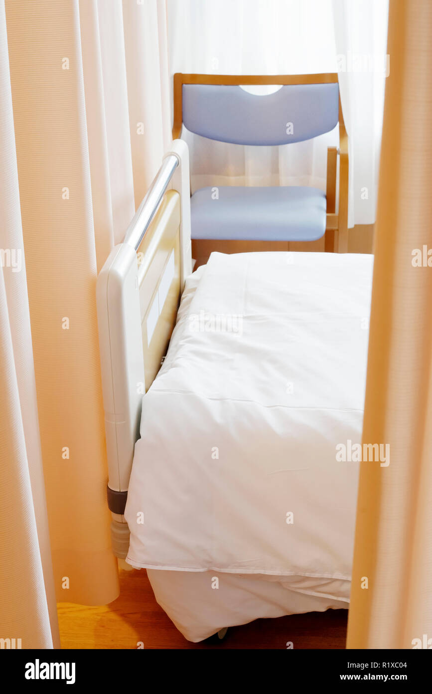 Medical tenda appesa una ringhiera in una stanza di ospedale, tende per la Privacy Foto Stock