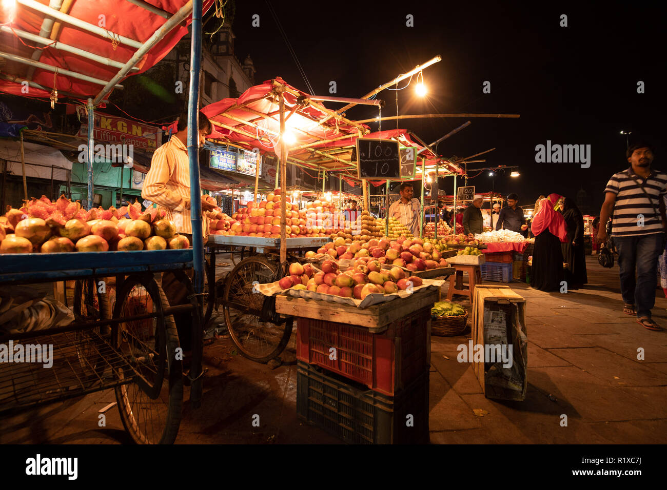 Hyderabad, India.XIV Novembre,2018 venditori ambulanti a Charminar di notte Foto Stock