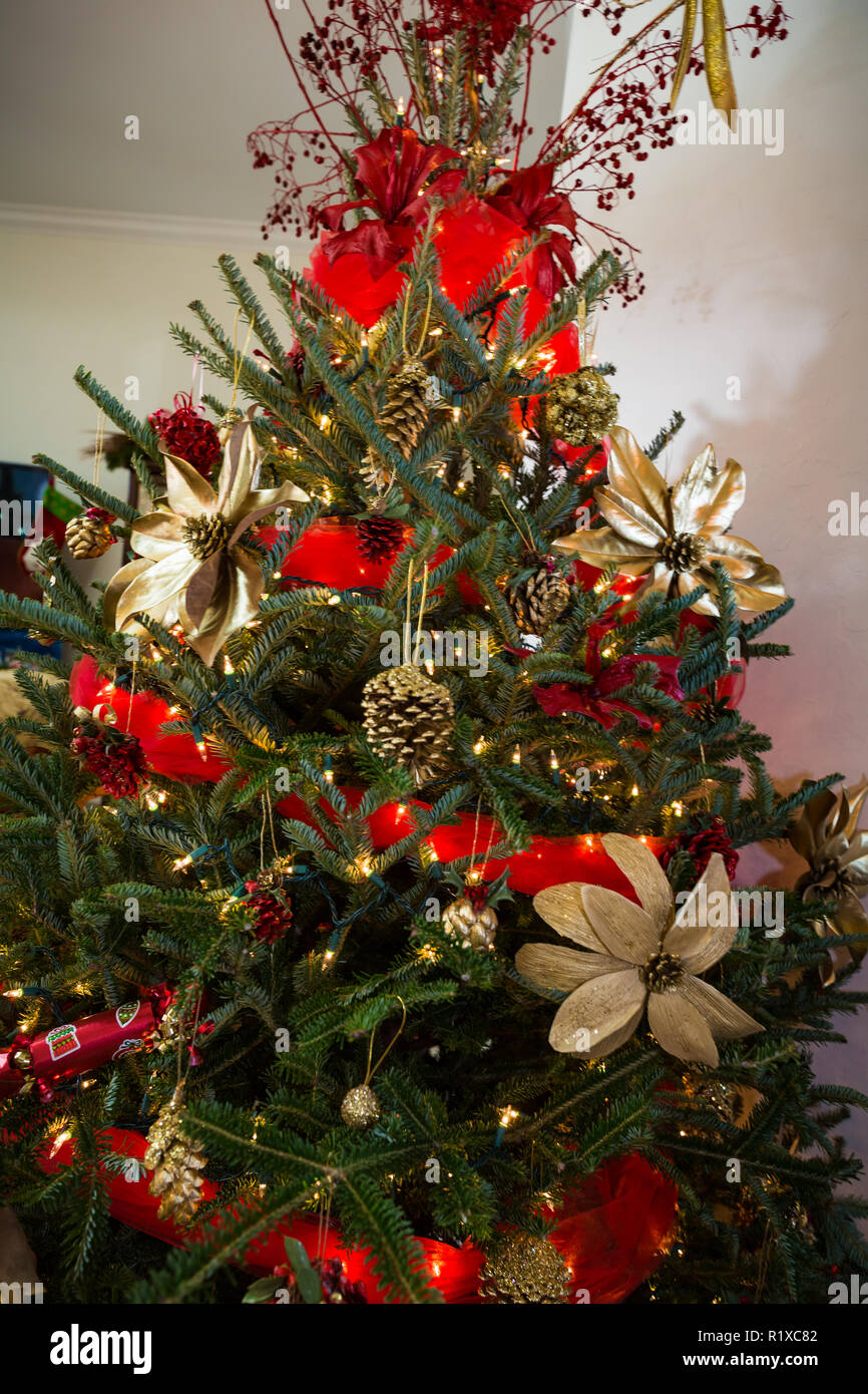 Albero di natale con decorazioni naturali Foto Stock