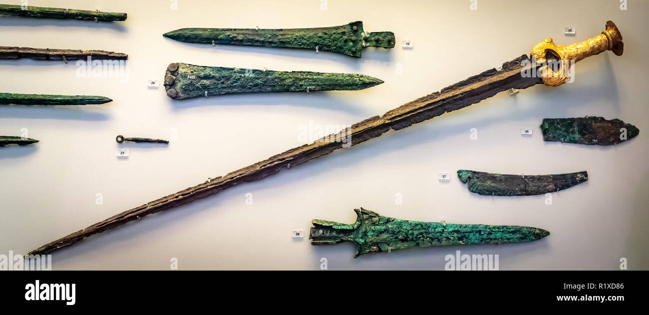 Artefatti da grave cerchio B, Micene, punte di freccia in selce, spada bronzea con oro Elsa, XVII e il XVI secolo. Foto Stock