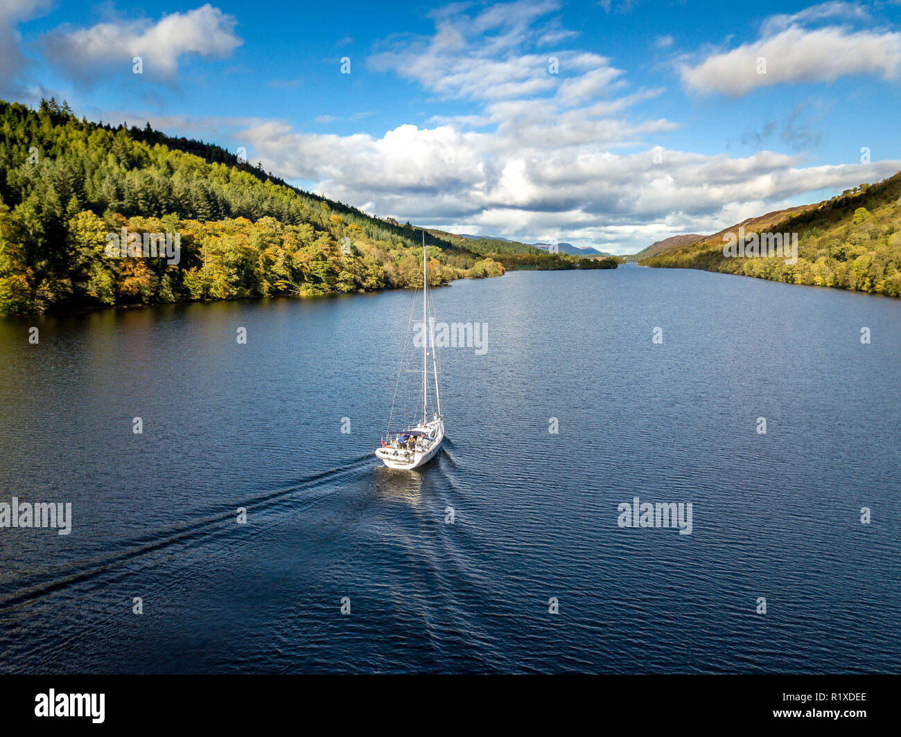 Volando attraverso il Great Glen sopra Loch Oich verso Loch Ness dietro un bianco yacht a motore nelle highlands scozzesi - Regno Unito. Foto Stock