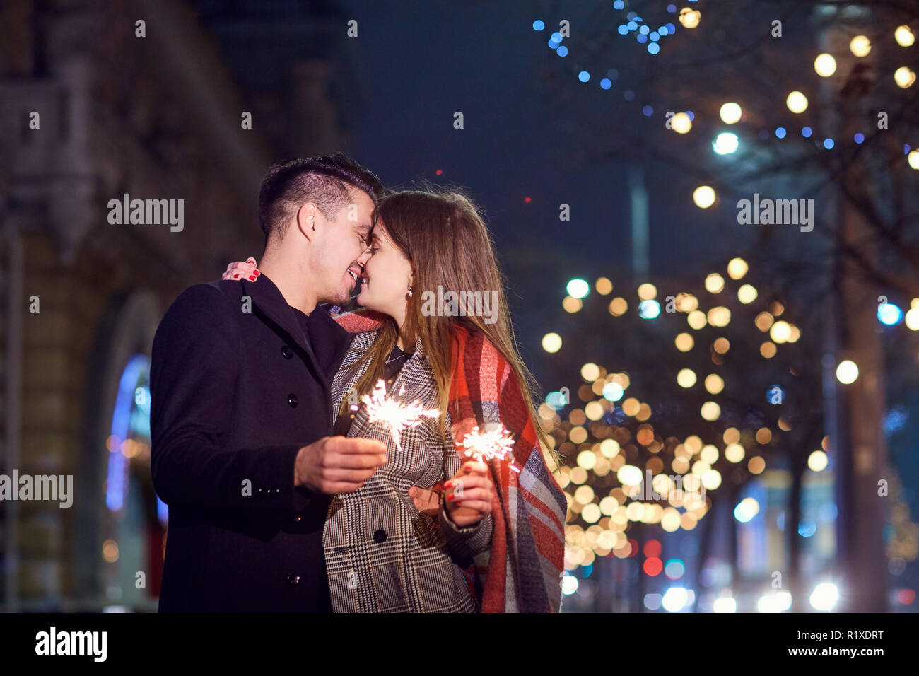 Una giovane coppia con botti nelle mani a Natale. Foto Stock