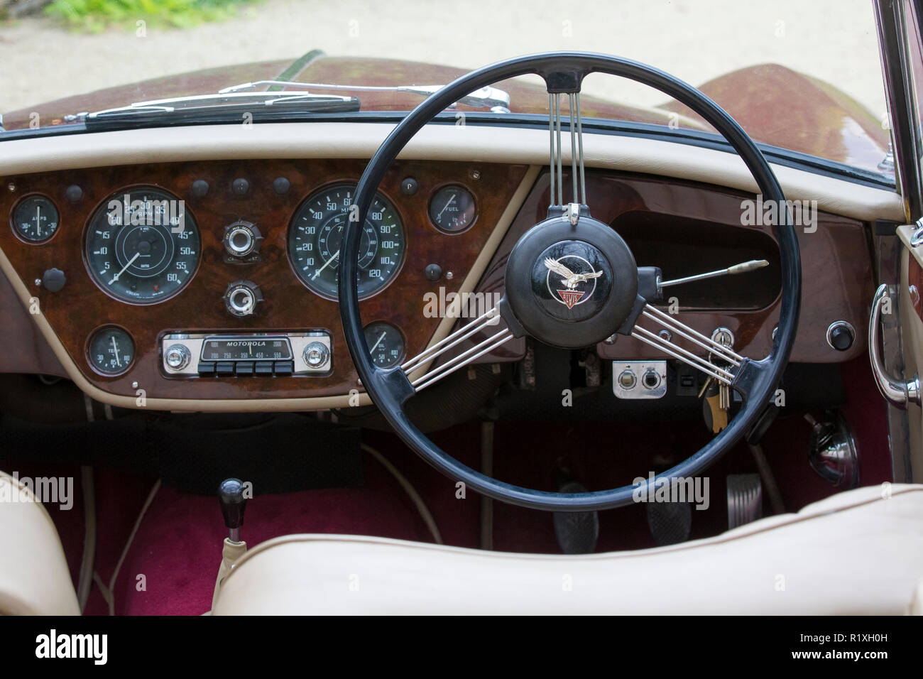 Cruscotto, indicatore di temperatura, contagiri, tachimetro - speedo - autoradio e il volante di Alvis TD21 DHC classic car Foto Stock