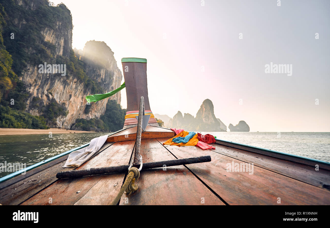 La crociera in barca dalla coda lunga con vista delle isole tropicali al tramonto nel Mare delle Andamane, Thailandia Foto Stock