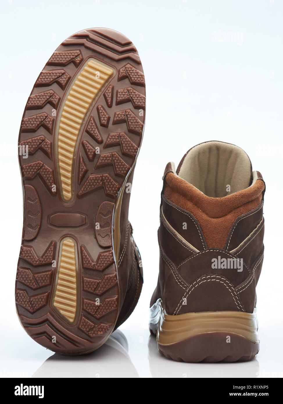 Suola e vista posteriore di scarpe marrone isolati su sfondo bianco Foto Stock