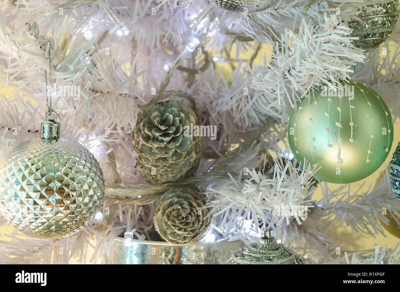 Marine decorazione di Natale a casa con conchiglie, lumache, reti, le pietre e i colori nautici con argento e oro Foto Stock