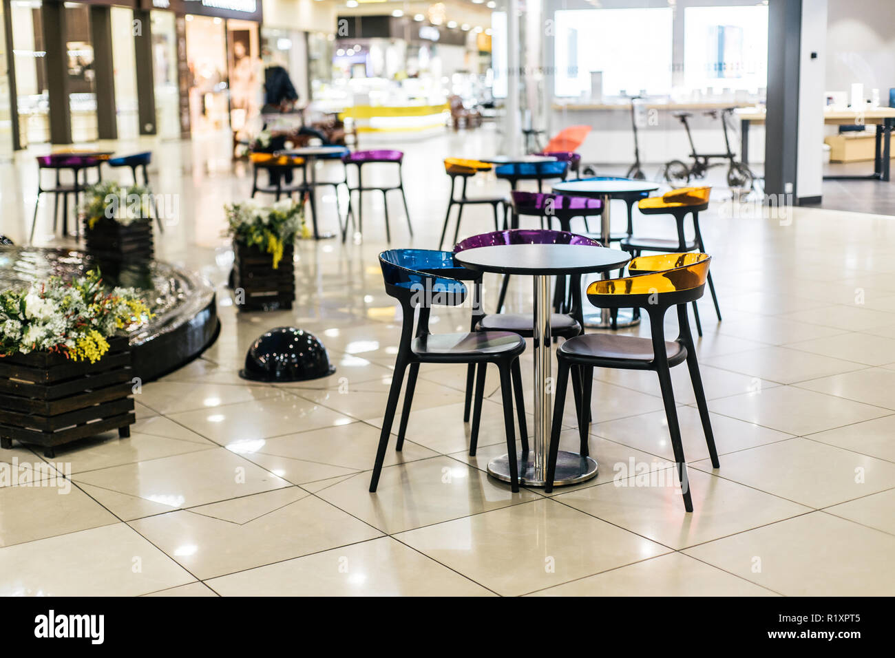 Colorato tavolo e sedie come una parte di centro commerciale interno Foto Stock