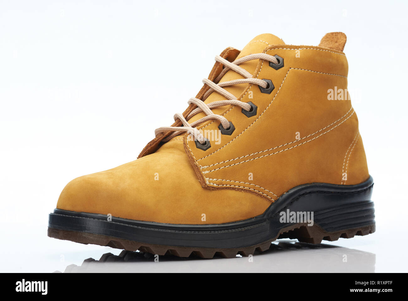 Giallo escursionismo boot vista angolo isolato su sfondo bianco Foto Stock