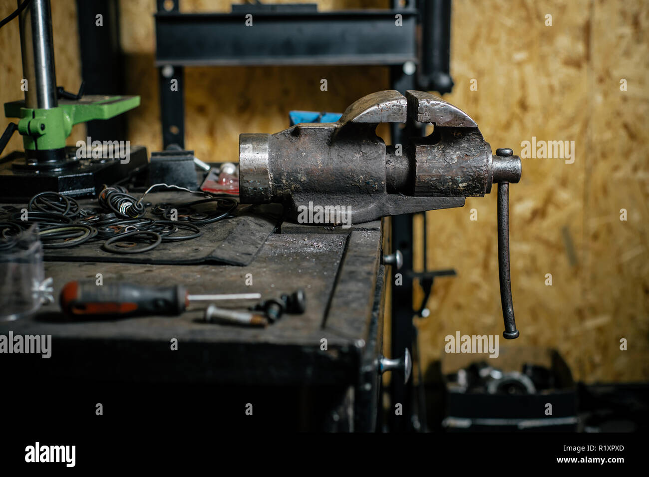 Vecchio danneggiato utilizzato vise grip sulla tabella di fabbro Foto Stock