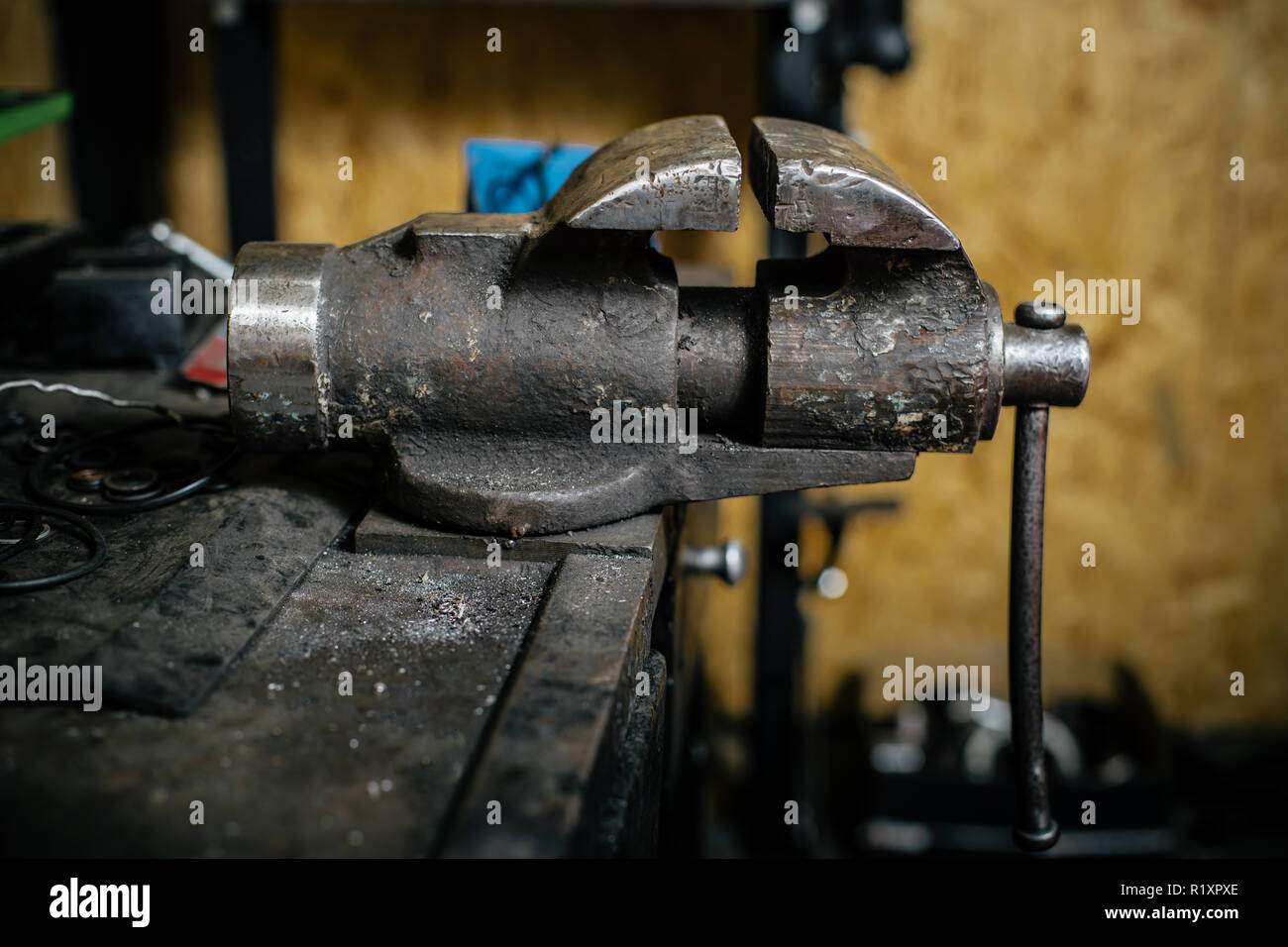 Vecchio danneggiato utilizzato vise grip sulla tabella di fabbro Foto Stock