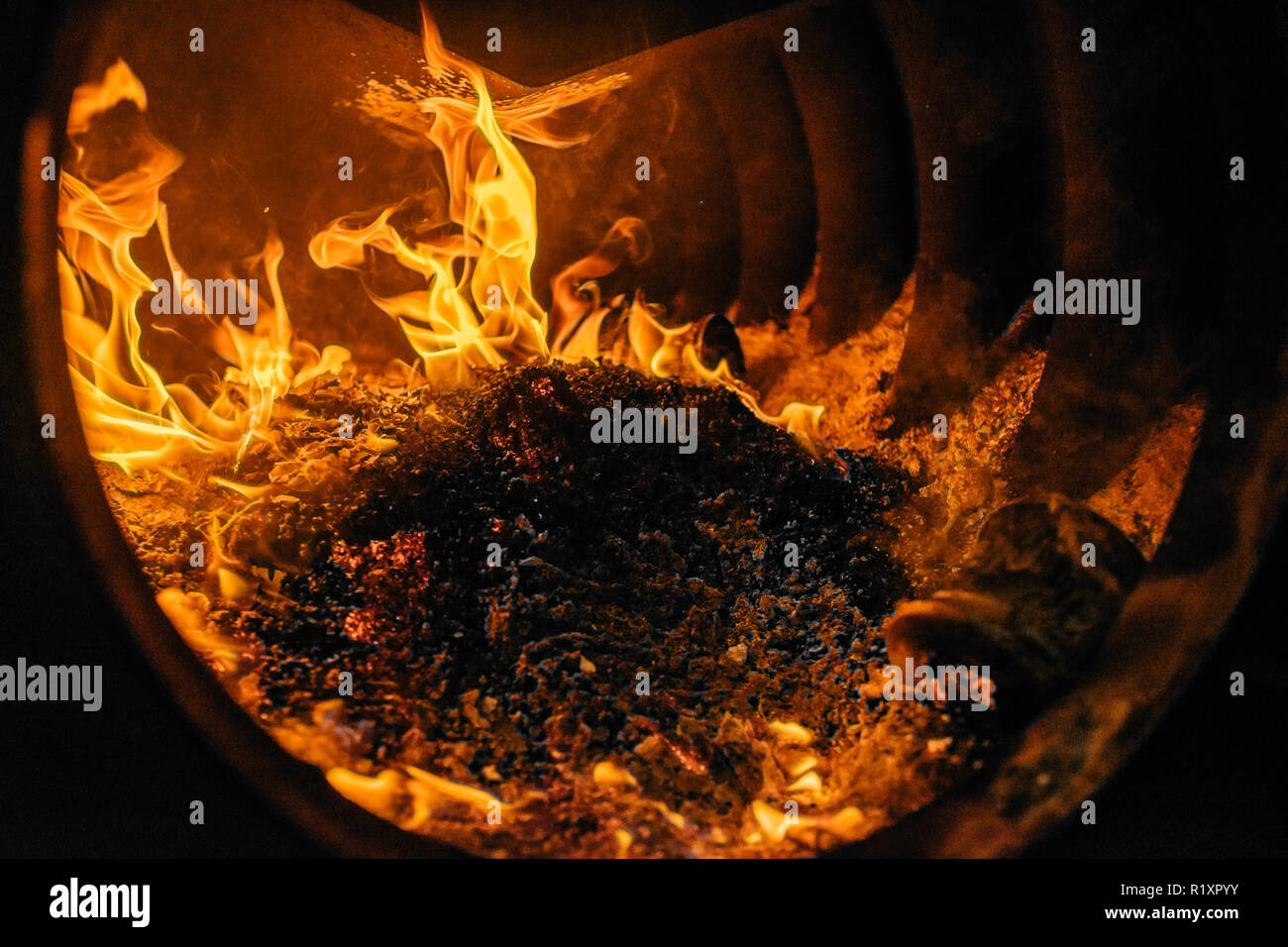 Aprire la stufa con fuoco luminoso e un sacco di carbone all'interno Foto Stock