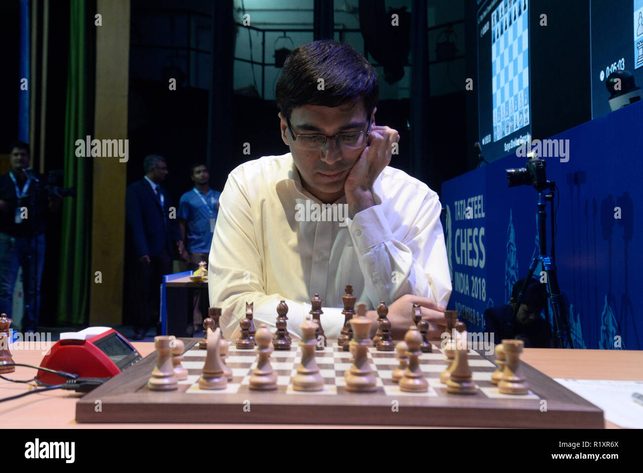 Kolkata, India. Xiv Nov, 2018. Grande maestro indiano di scacchi Viswanathan Anand durante i quattordici giri di blitz Scacchi a Tata Steel Chess India 2018. Credito: Saikat Paolo/Pacific Press/Alamy Live News Foto Stock