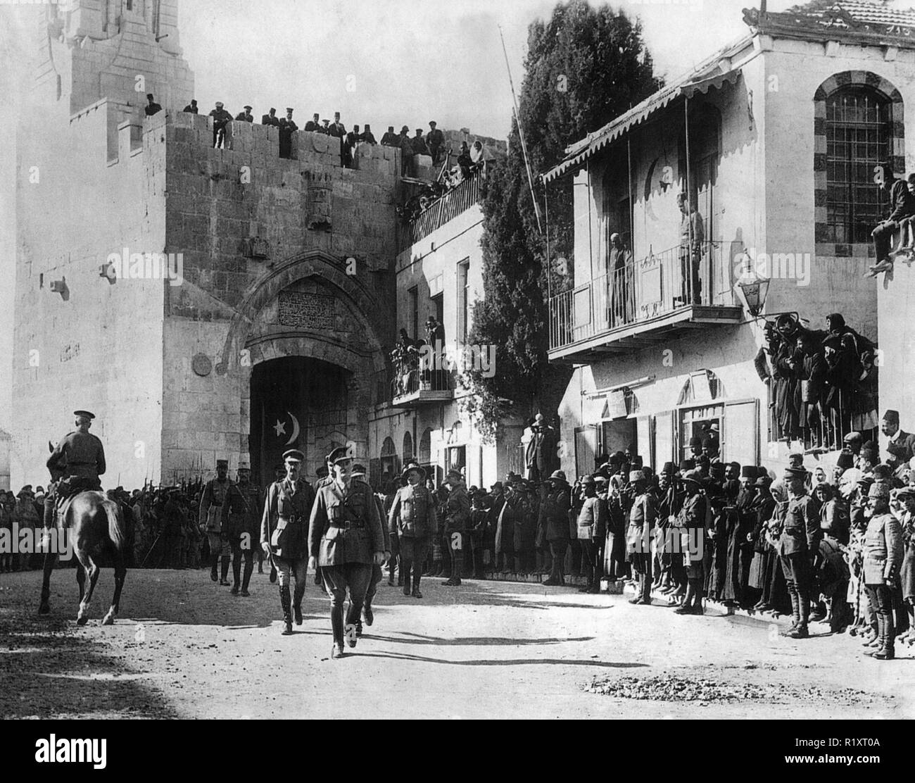 Maresciallo di Campo EDMUND ALLENBY (1861-1936) entrando in Gerusalemme a piedi come un segno di rispetto sul 11 dicembre 1917. Foto Stock