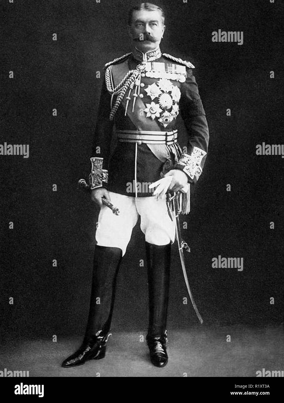 HERBERT KITCHENER, primo Earl KITCHENER (1850-1916) ufficiale dell'esercito britannico in abito completo uniforme di circa 1914 Foto Stock