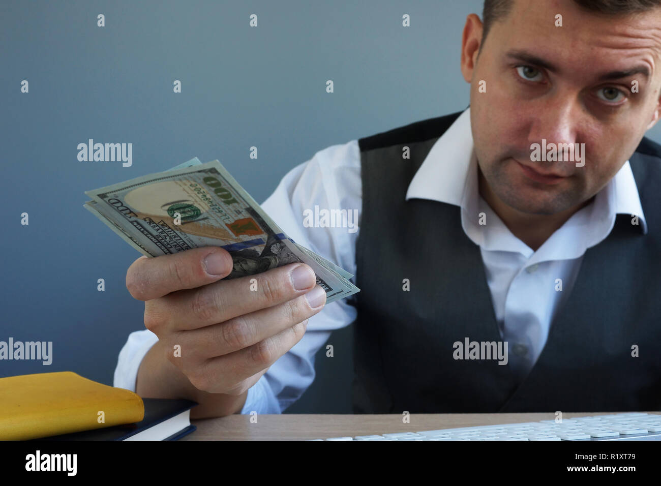 Prestito personale concetto. L'uomo offre del denaro in ufficio. Foto Stock
