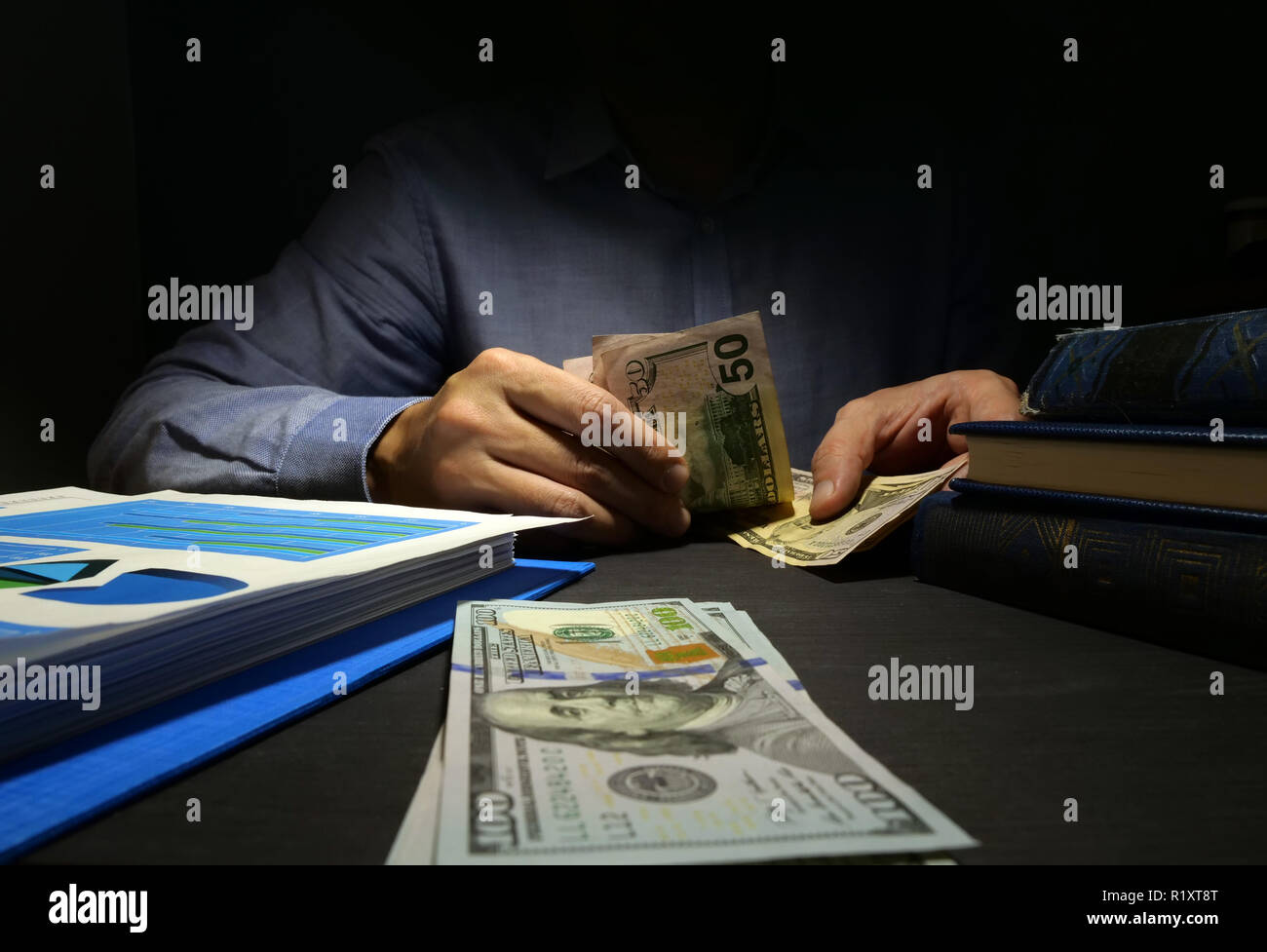 L'uomo conteggiare denaro. Cash payday loan concetto. Foto Stock