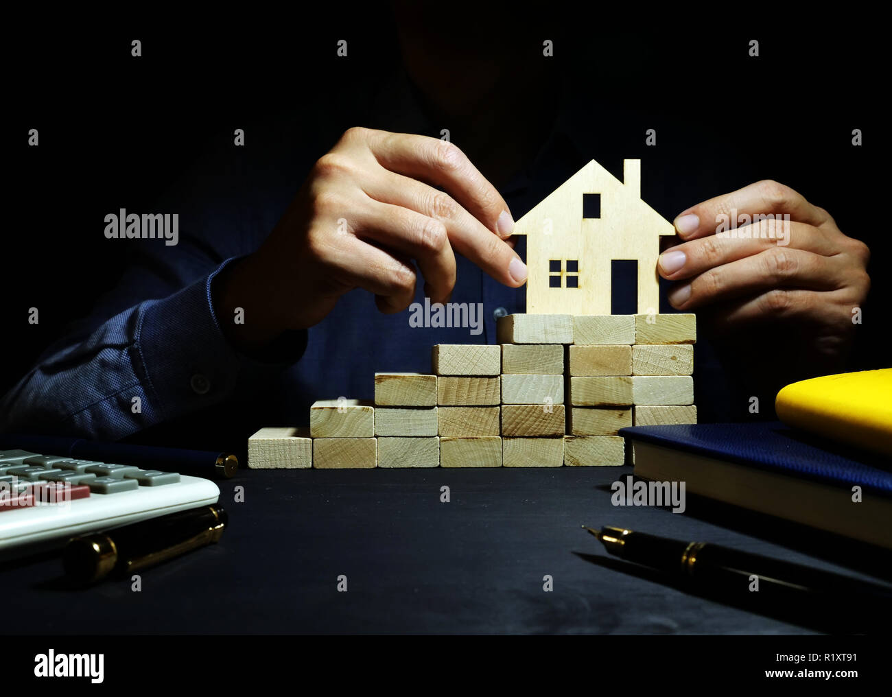Ipoteca. Scale da blocchi di legno e il modello della casa. Foto Stock