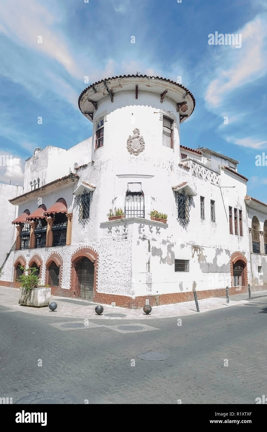 In vecchio stile coloniale edificio bianco tipo palace con vista panoramica, con un bel cielo azzurro di nuvole ridere in Repubblica Dominicana Foto Stock