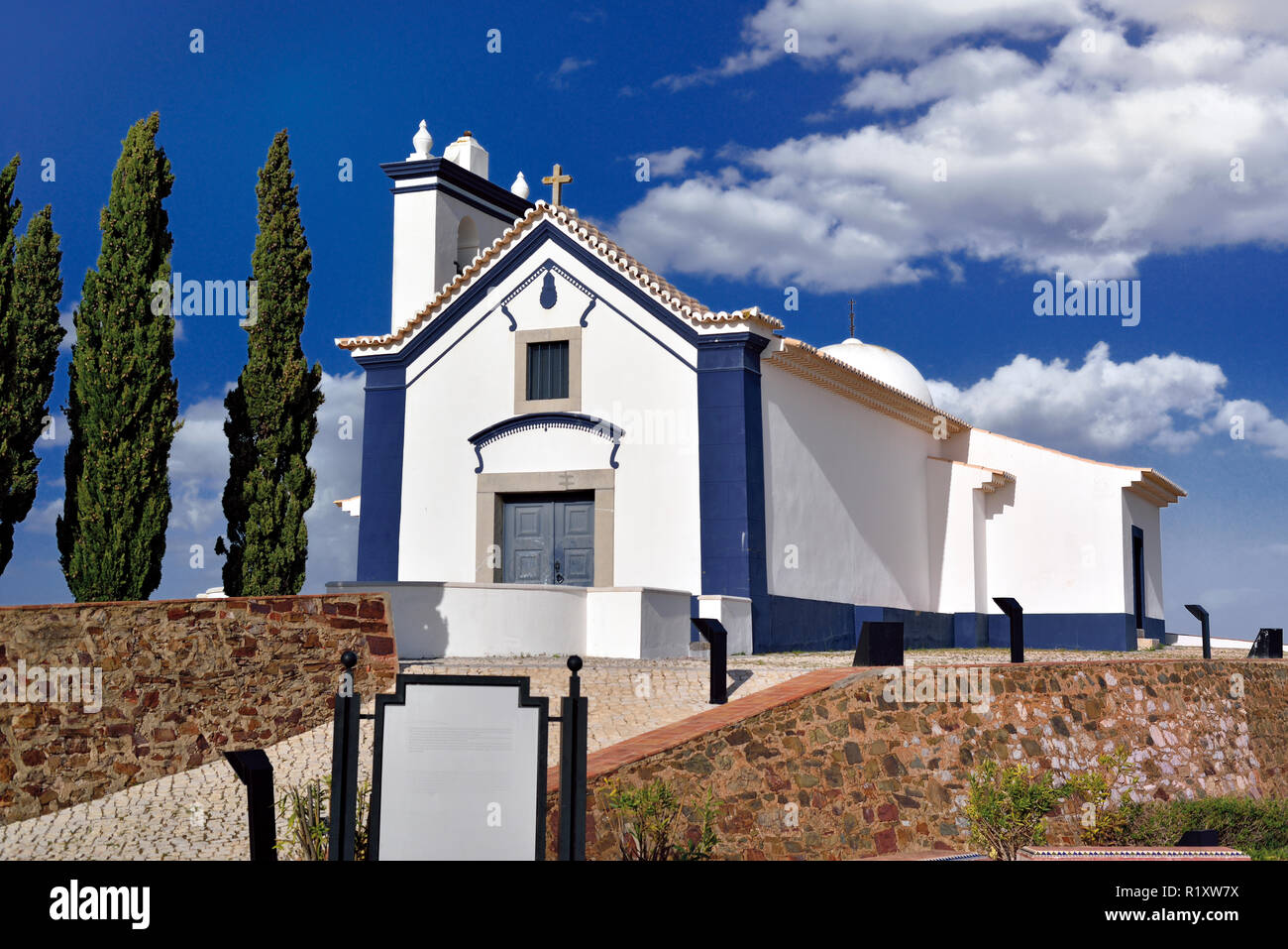 Bianco schapel lavato con ornamenti blu in piedi su una collina Foto Stock