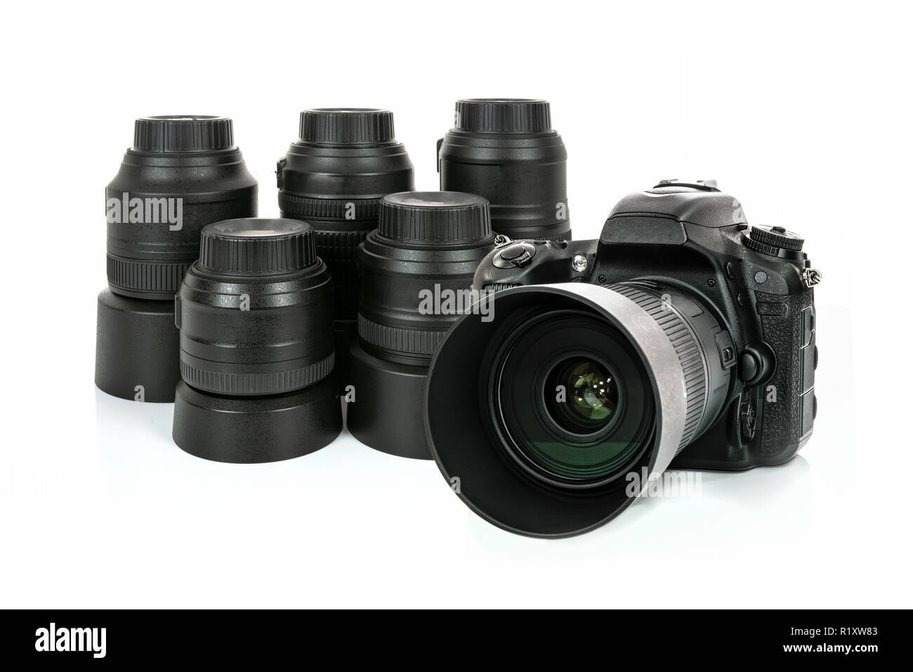 Raccolta di professionale e moderno lenti e fotocamera reflex digitale isolato su uno sfondo bianco in close-up Foto Stock