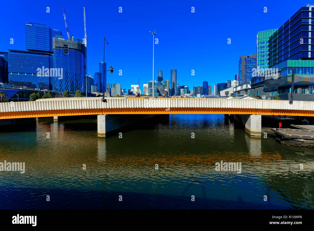 Modo Wurundjeri, Ponte sul Fiume Yarra, Docklands, Melbourne, Victoria, Australia Foto Stock