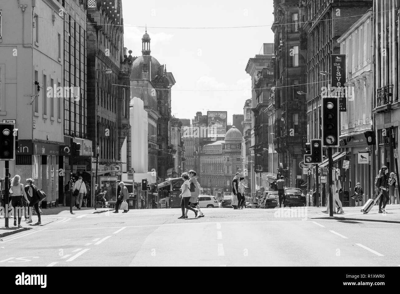 Glasgow / Scozia. Il 27 maggio 2018. Glasgow city gente di strada attraversando Foto Stock
