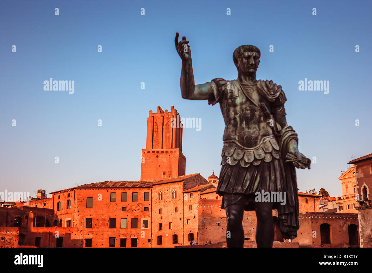Statua in bronzo di Giulio Cesare, in Fori Imperiali strada al tramonto