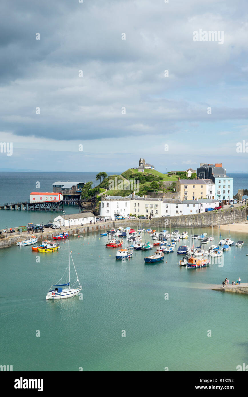 Imbarcazioni da diporto - barche a motore e barche nel porto - mare alloggiamento, stazione di salvataggio e la città, Tenby, Wales, Regno Unito Foto Stock