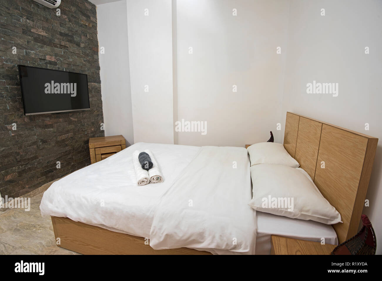 Interior design decor e arredamento di lusso home mostra camera da letto con mobili e letto matrimoniale Foto Stock