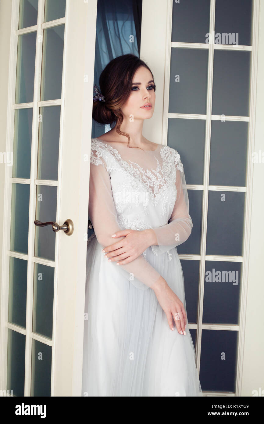 Bella sposa bambina indossa l'abito da sposa a casa Foto stock - Alamy
