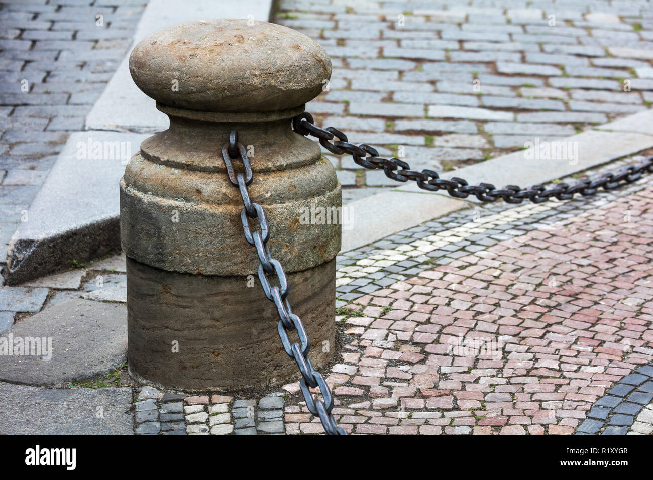 Scherma del marciapiede in forma di posti con catene di ferro Foto Stock