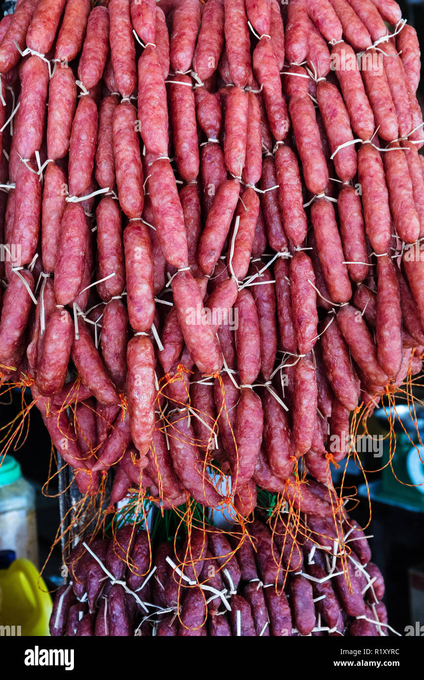 Deliziosa salsiccia affumicata in un mercato di strada Foto Stock