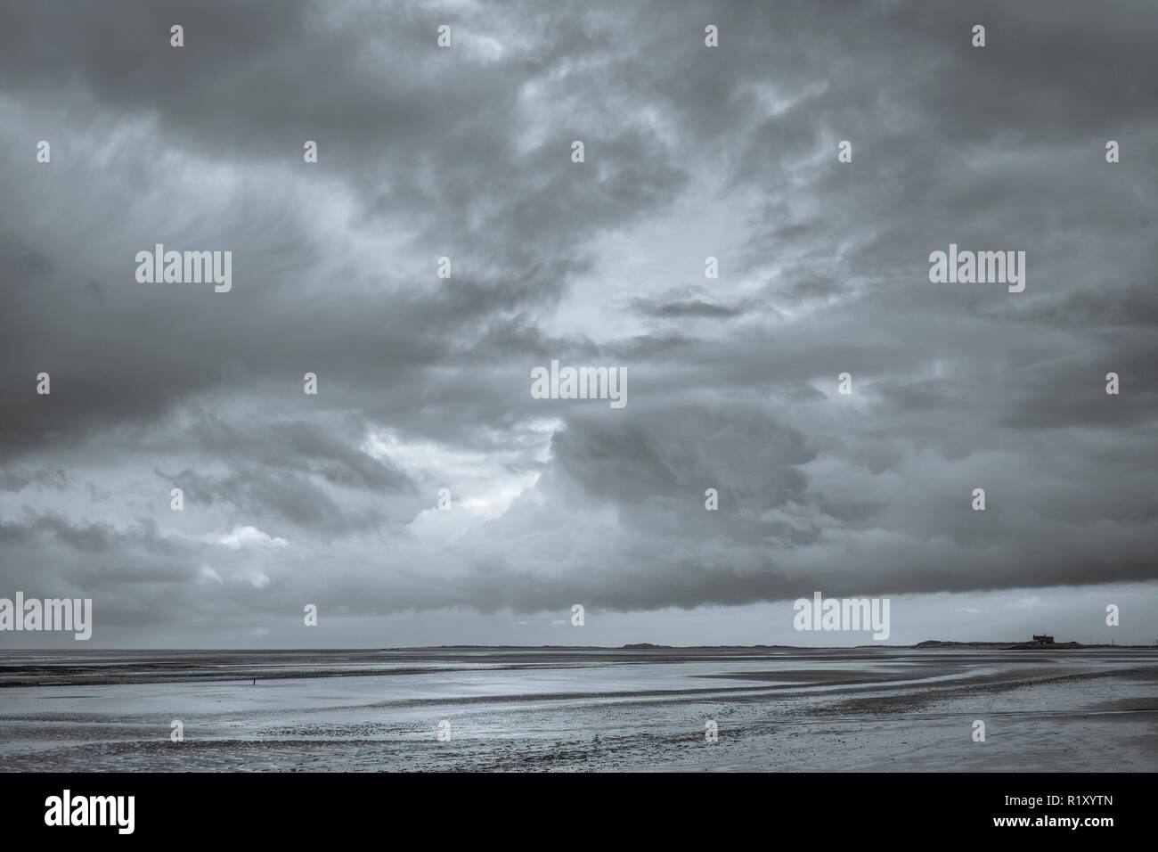 Nuvoloso skyscene e costiere di Norfolk di scena a Titchwell, North Norfolk, Inghilterra, Regno Unito Foto Stock