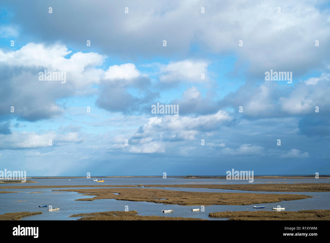 Barche e puffy nuvole nel cielo blu a Cley accanto il mare paludi, Norfolk, Regno Unito Foto Stock